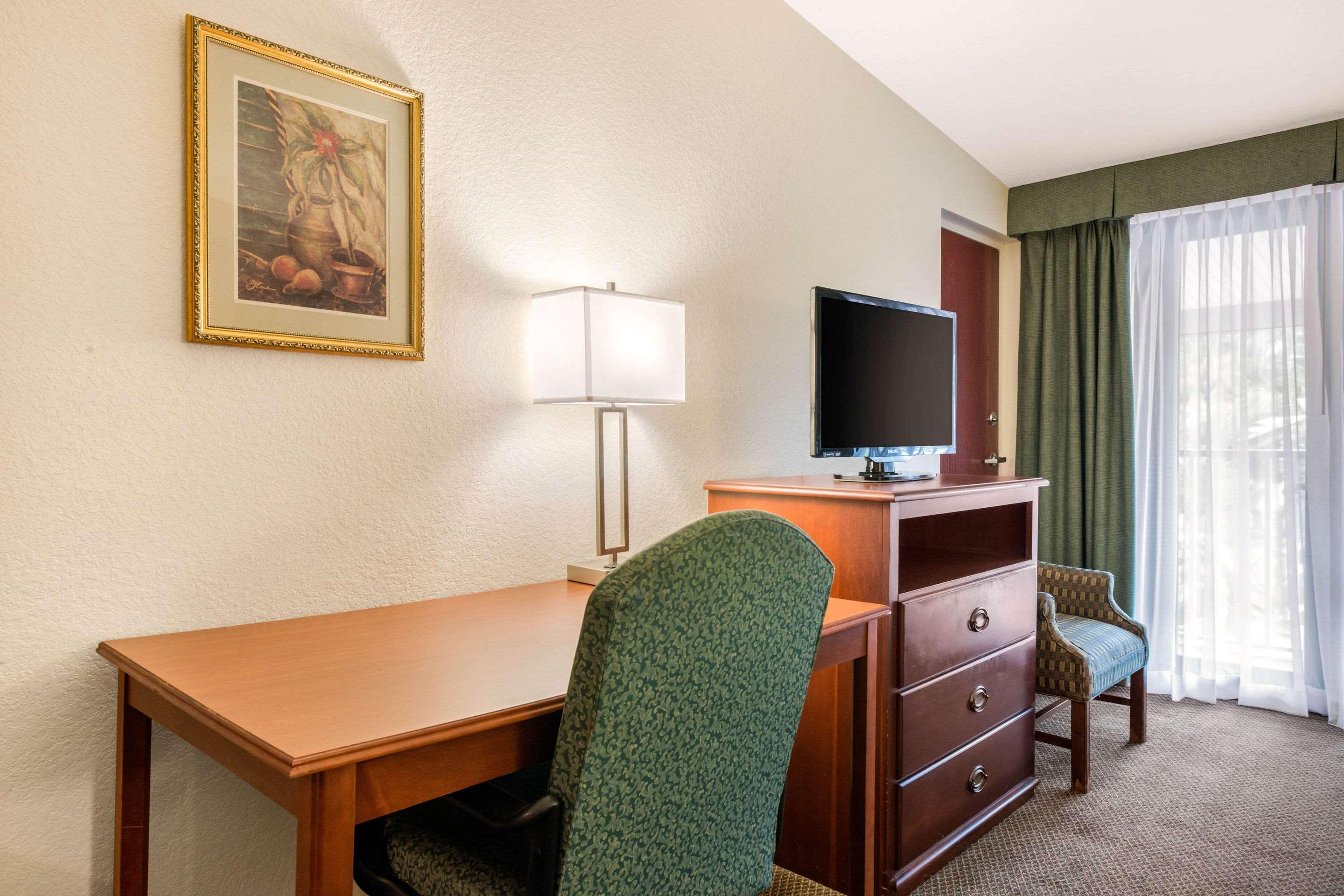 Quality Inn & Suites Tarpon Springs South Bagian luar foto